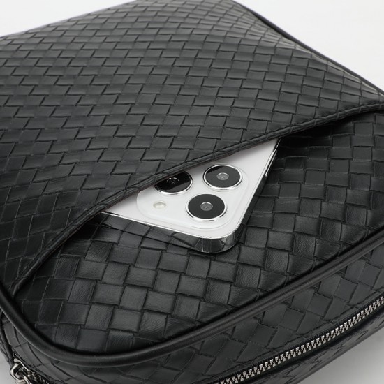 Cotton and linen fabric hanging pouch, wall storage bag, Northern European IN style dormitory behind door three-pocket hanging bag, miscellaneous items hanging pocket storage bag