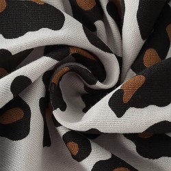 New autumn and winter styles for young children: round-neck, 3D, cute, cartoon-themed tops for little girls.