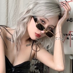 Influencer-inspired ring-buckle sunglasses, fashionable and trendy, personalized sunglasses for men and women, new small-frame, square-shaped sunglasses.