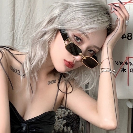 Influencer-inspired ring-buckle sunglasses, fashionable and trendy, personalized sunglasses for men and women, new small-frame, square-shaped sunglasses.