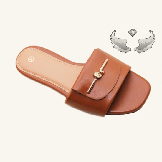 Yiwu spot wholesale, new buckled, fashionable flat slippers for women.