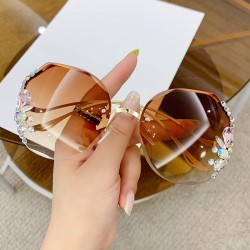 New fashionable, influencer-inspired diamond-studded sunglasses for women, high-end, face-flattering, small rimless sunglasses with trimmed edges.