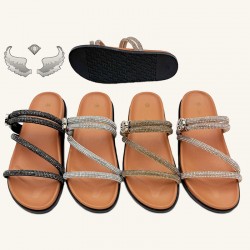 Factory Wholesale Slippers: Summer outdoor flat slippers, fashionable and handcrafted accessories.